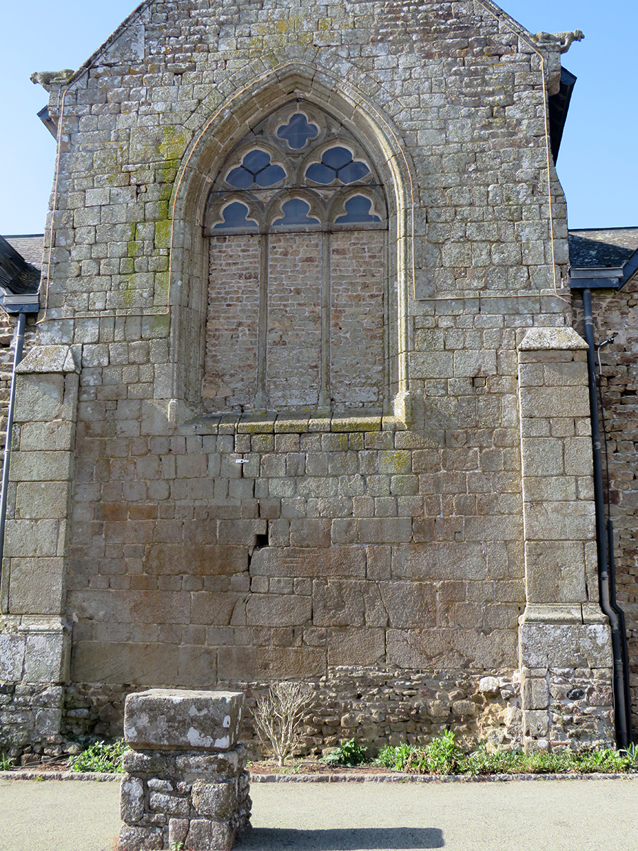 eglise brece -Fissures Mur Chevet.JPG
